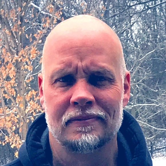 Meet your Poshers, Lance and Lora - Picture 7 of 7